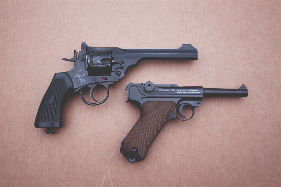 WWII pistols: Gletcher Luger vs Webley MkVI